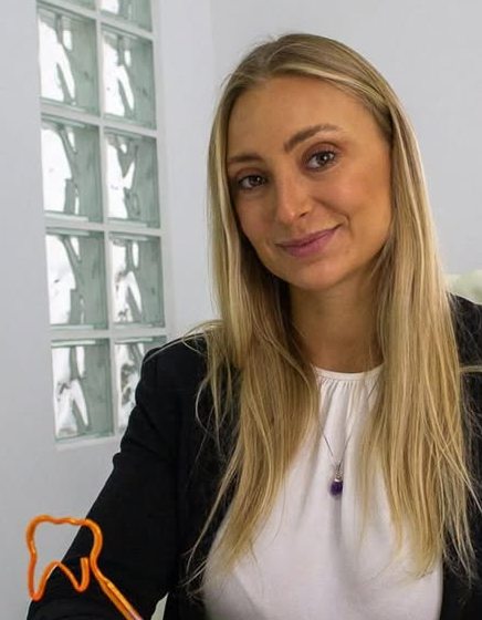 Júlia Rost, dentista